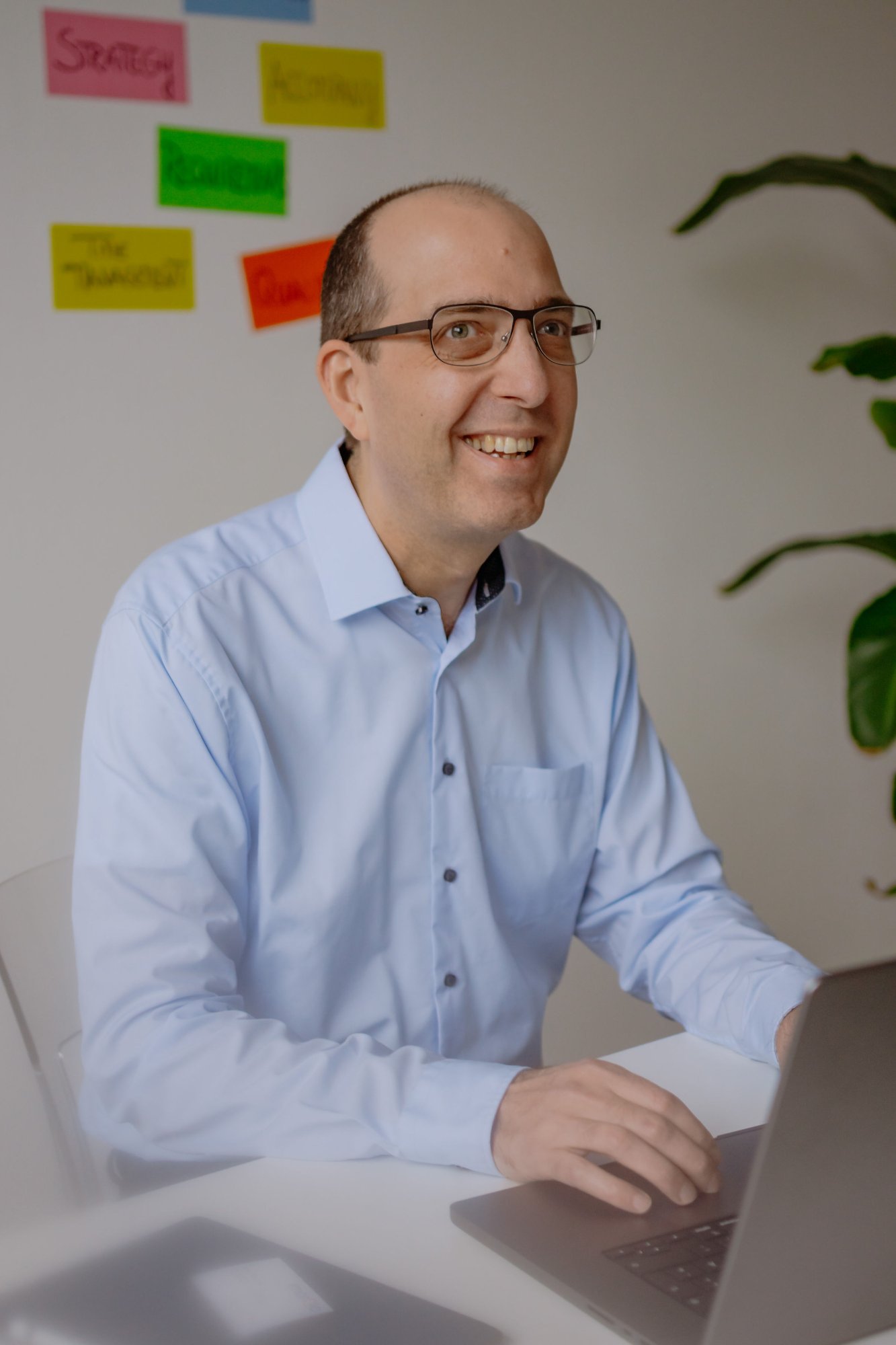Sönke Schwenk in conversation, smiling
